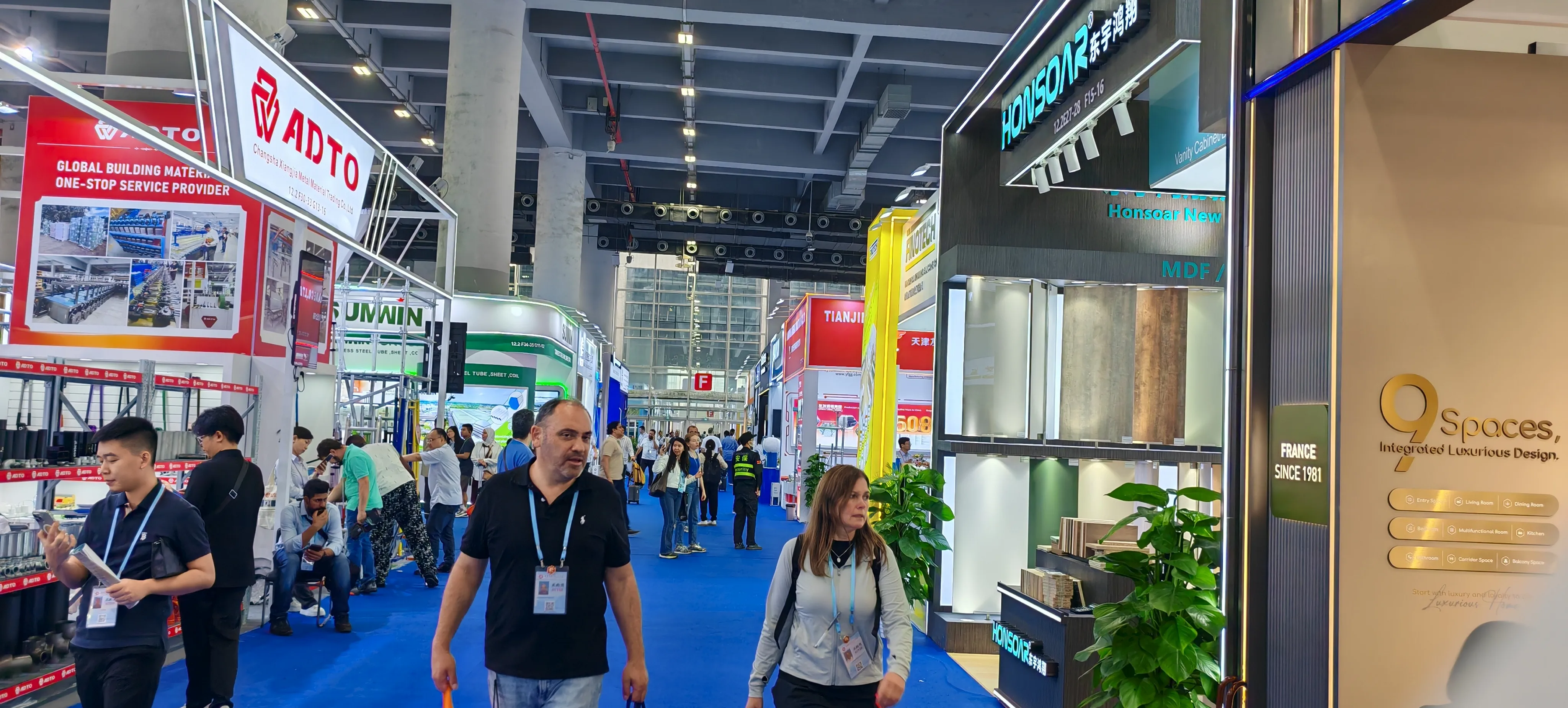 Cyjy сјае на саемот Кантон