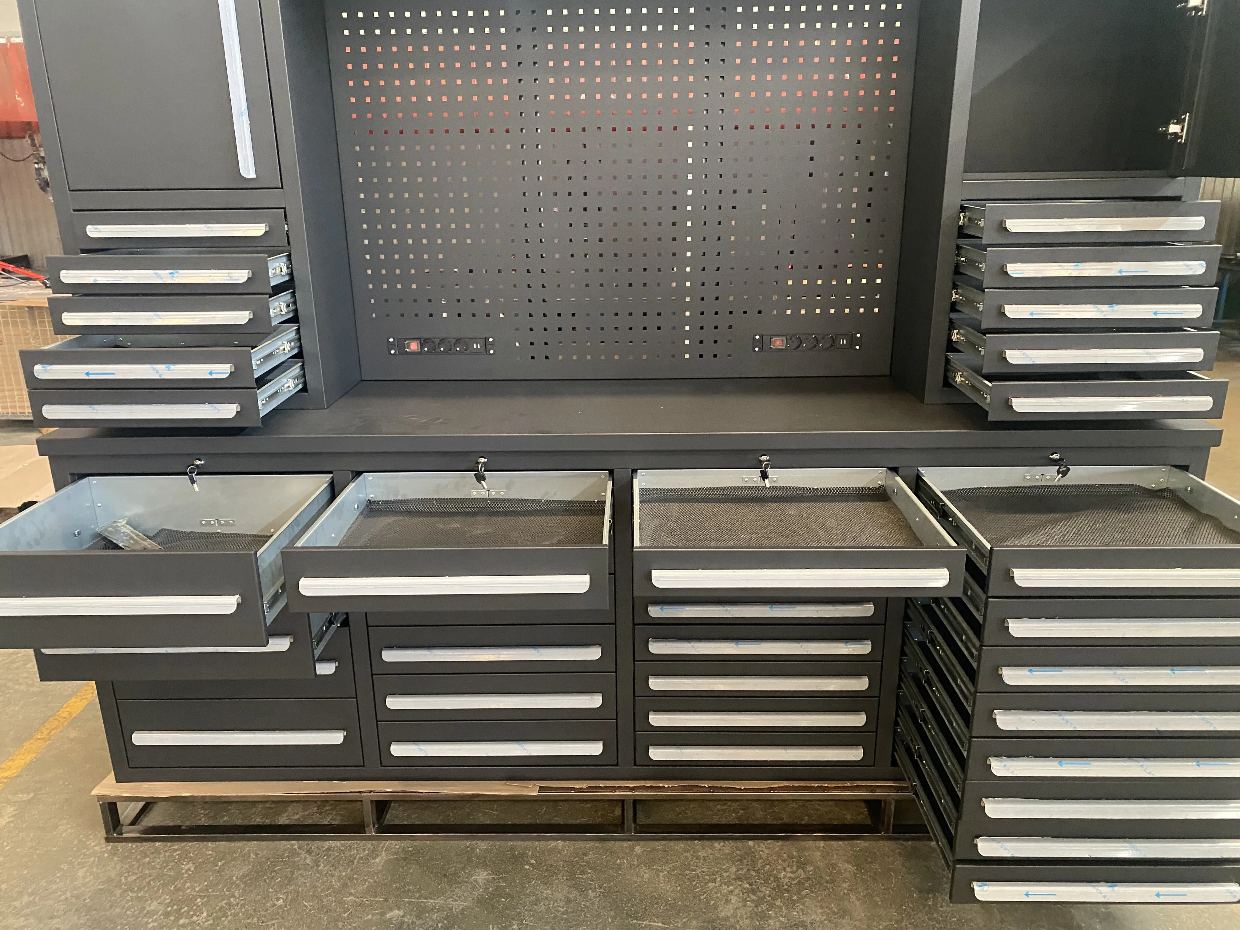 Отидовме во фабриката да го провериме квалитетот на кабинетот за алатки.