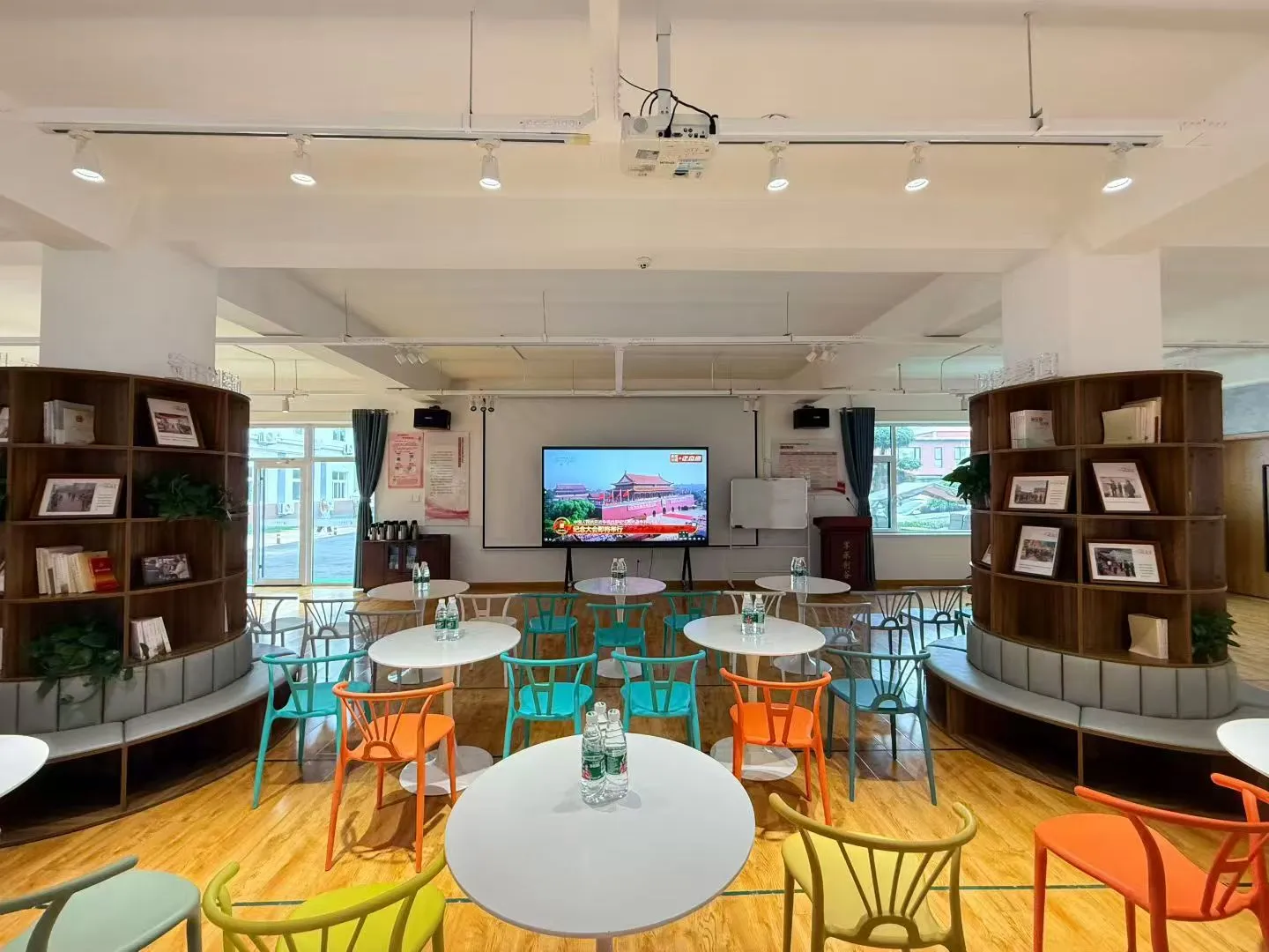 Компанијата Cyjy ги организираше сите свои вработени да ја гледаат воената парада.