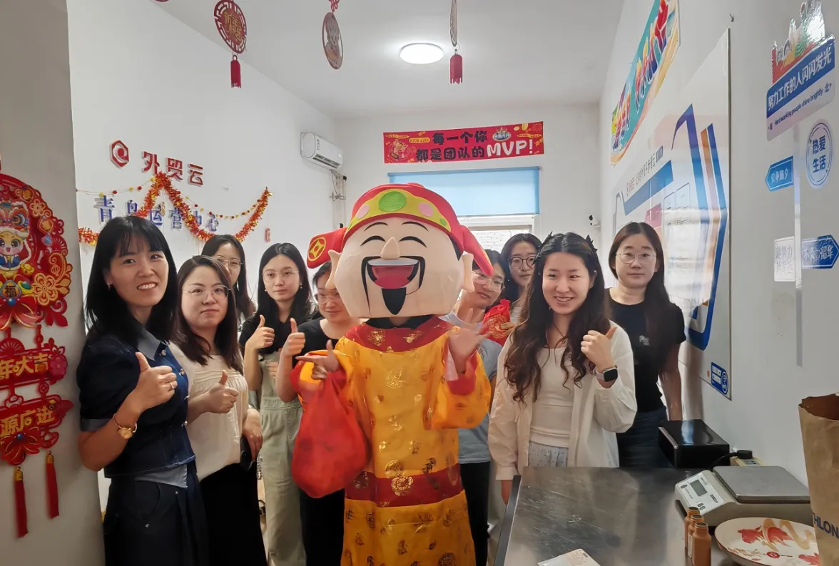 Луѓето позираат за фотографија на фестивалот Божји на богатството