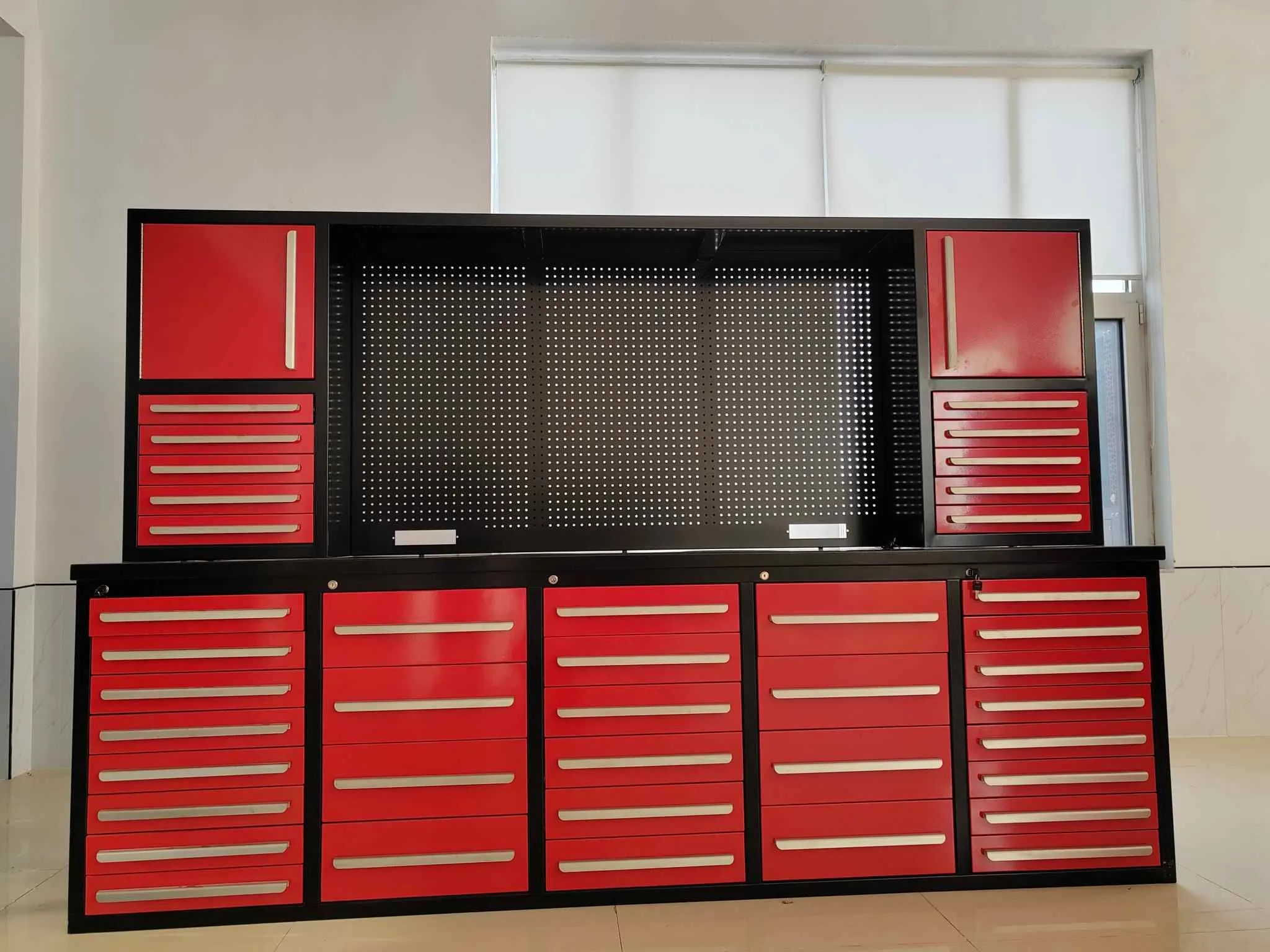 Црвена работна маса